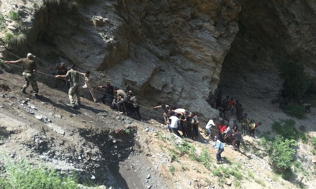 ۴۳ کشته و زخمی بر اثر سقوط اتوبوس به دره در هند