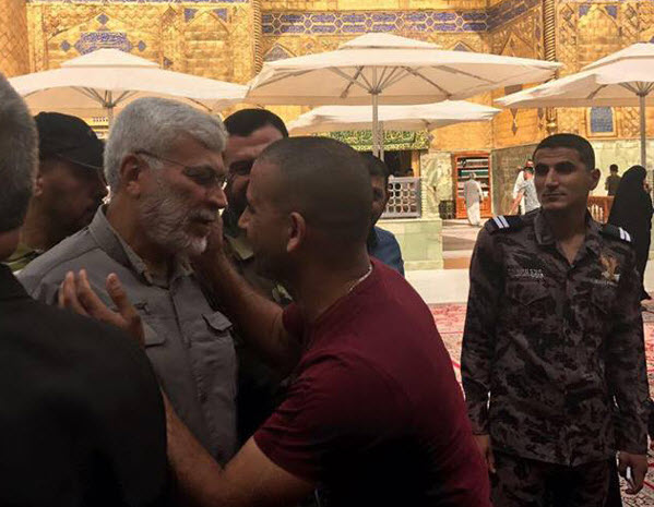 استقبال زائران از فرمانده ارشد حشد الشعبی در حرم امیر المومنین (ع)
