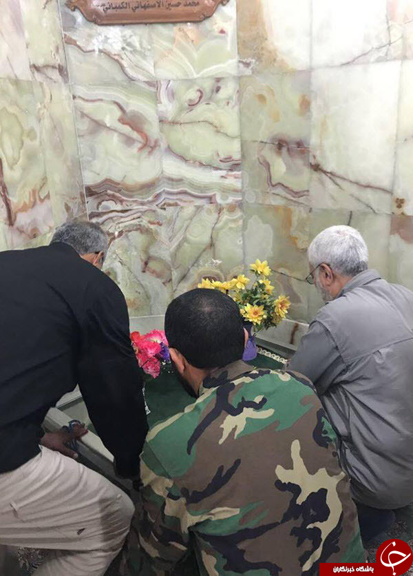 استقبال زائران از فرمانده ارشد حشد الشعبی در حرم امیر المومنین (ع) +تصاویر