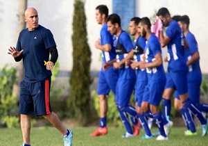 حضور تیم استقلال پس از برگزاری دیدار هفته اول خود در لیگ برتر در آبادان