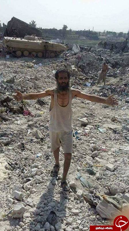 بیرون&zwnj;کشیدن داعشی&zwnj;ها از لوله فاضلاب!+عکس