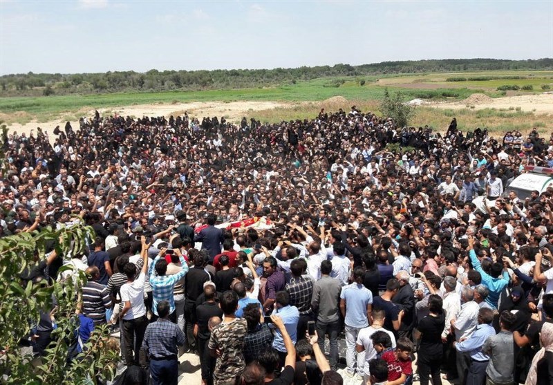 بستنی خریدن پوتین از دستفروش/ خطر انقراض در کمین روباه ترکمنی/ سخنرانی سردار سلیمانی درباره جنایات داعش/ درخواست مردم پارس آباد برای اعدام قاتل آتنا +فیلم و صوت