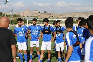 خوش و بش منصوریان با بازیکن پارس جنوبی