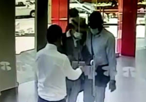 قفل کردن درب بانک مانع از ورود سارقان شد + فیلم