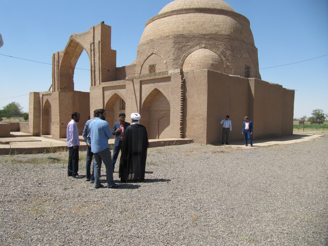 آماده سازی مسجد جامع تاریخی رشتخوار جهت برگزاری نماز عید سعید فطر