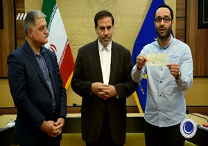 تحویل پنجمین چک کمک های مردمی برای آزادی زندانیان جرایم غیر عمد در برنامه ماه عسل + فیلم