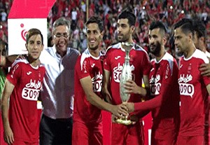 اهدای کاپ قهرمانی سوپرجام فوتبال ایران به پرسپولیس + فیلم