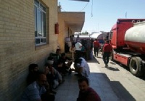 تجمع کامیونداران به نبود بار مقابل شرکت نفت یزد