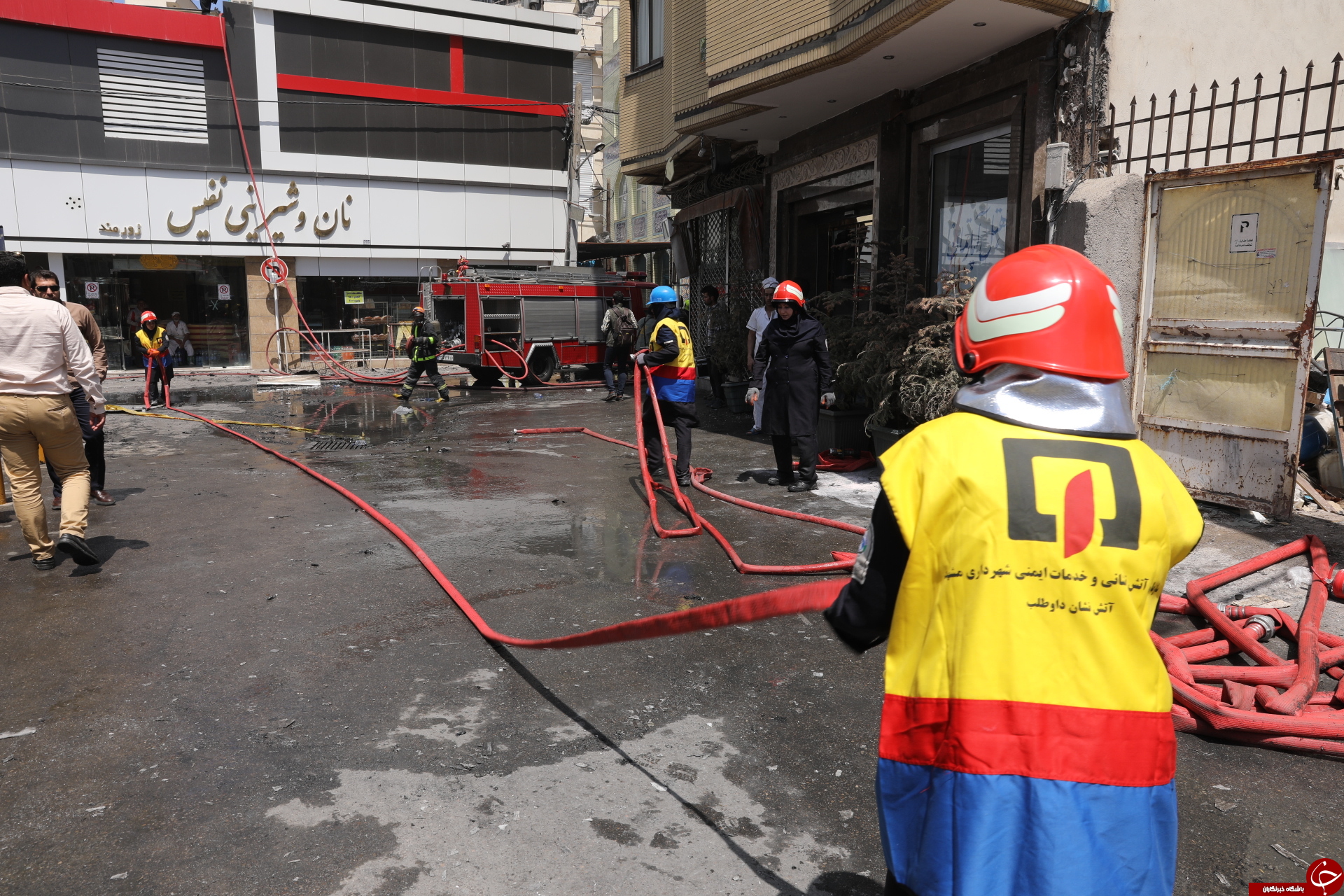 حضور بانوان آتشنشان در مهار اتش سوزی حادثه هتل روتانا