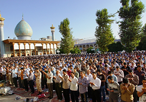 اقامه نماز عید فطر در حرم شاهچراغ به امامت آیت الله ایمانی