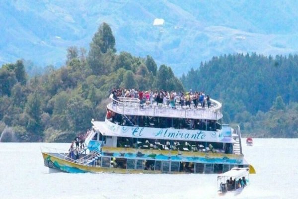کشتی حامل ۱۵۰ توریست در آبهای کلمبیا غرق شد