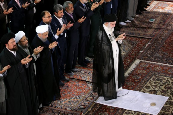 رهبر معظم انقلاب اسلامی نماز عید سعید فطر را اقامه کردند