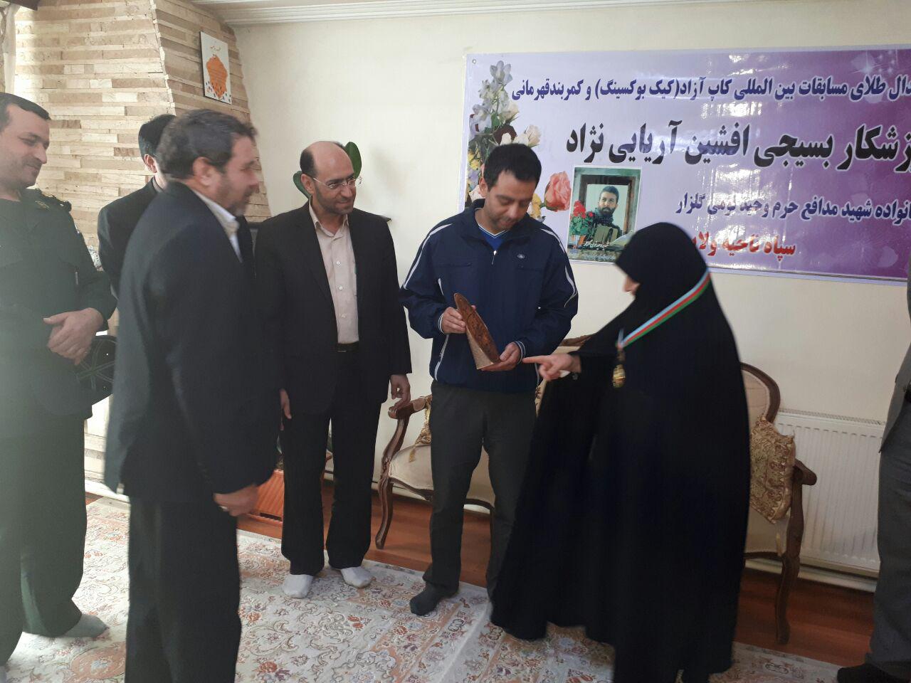 اهداء مدال قهرمانی ورزشکار بسیجی به خانواده مدافع حرم