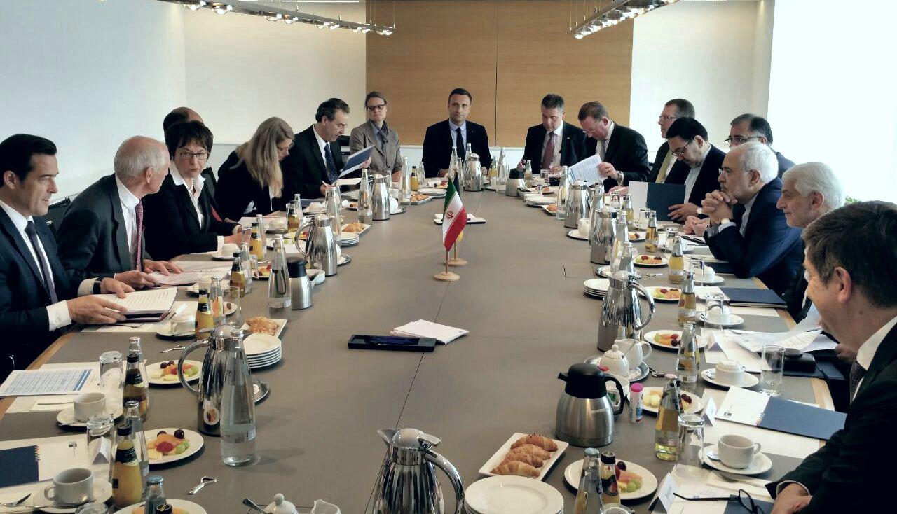 آغاز میزگرد مشترک ظریف با منتخبی از مدیران صنایع بزرگ آلمان