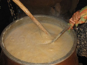 سنت شکرگزاری یک ماه بندگی با پخت حلیم نذری
