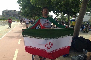 مدال طلا بر گردن حفظی