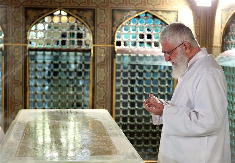 اقامه نماز رهبر انقلاب در حرم و ضریح مطهر رضوی+عکس