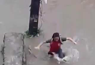 چاه پنهان زیر آب دختر نوجوان را بلعید+فیلم