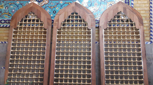 آغاز عملیات نصب پنجره فولاد در حرم حضرت معصومه(س)