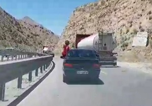 حرکات خطرناک سرنشین خودرو در جاده + فیلم