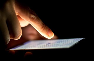 تاثیر نور مصنوعی وسایل دیجیتالی بر کاهش کیفیت خواب