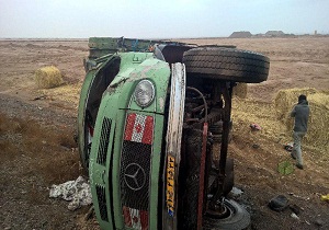 واژگونی کامیون در محورسمنان_دامغان حادثه آفرین شد
