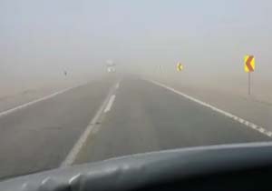 وزش طوفان شن و کاهش دید رانندگان در جاده زابل + فیلم