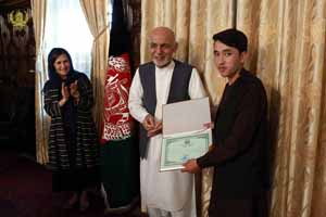 تقدیر از پیشتازان کنکور افغانستان توسط اشرف غنی