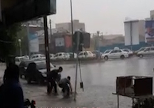 لحظه نجات مادر و بچه از سیلاب + فیلم