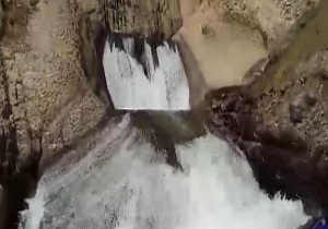 نمایی از چشمه زیبای کوهرنگ در جونقان + فیلم