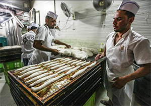 فرآیند طبخ غذا در آشپزخانه حرم مطهر امام رضا (ع) + فیلم