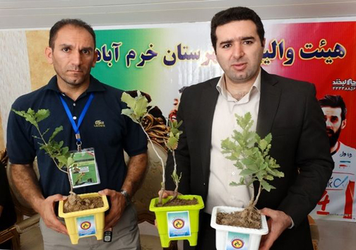 اهداء یک مدال و یک «نهال بلوط» به قهرمانان کشتی اهداء یک مدال و یک «نهال بلوط» به قهرمانان کشتی