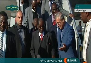 لحظه ورود رئیس جمهور زیمباوه به تهران در فرودگاه مهرآباد + فیلم