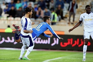 مدافع استقلال مصدوم شد