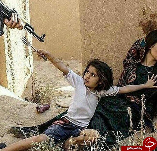 دفاع دختر بچه سوری از جنازه&zwnj;ی مادر +عکس