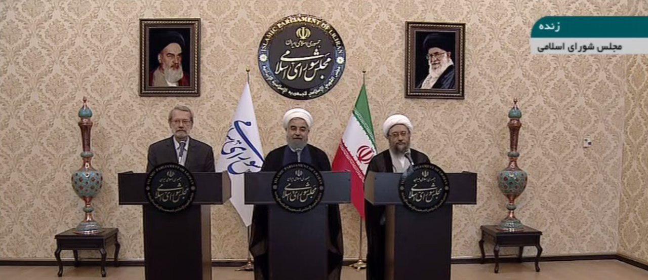 عکس یادگاری و امضای تمبر یادبود پس از مراسم تحلیف رئیس دولت دوازدهم