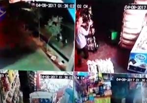 لحظه حمله وحشیانه پسر جوان به سوپرمارکت + فیلم
