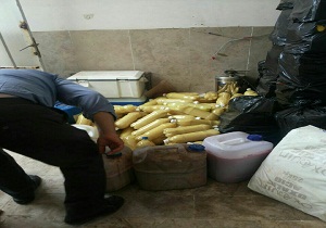 کشف و ضبط بیش از 2 تن سرکه و آبلیموی تقلبی در یک کارگاه زیرزمینی قم