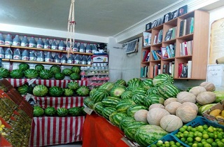 چخوف، تولستوی و فرهاد کوهکَن در یک میوه‌فروشی!+عکس