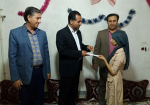 کمک ۱۵۰ میلیون ریالی فرهنگیان ممسنی به دو دانش آموز بیمار سرطانی