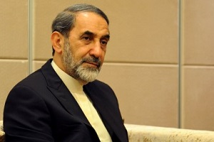 تصویری جالب از ولایتی در جشن فارغ التحصیلی دانشجویان +عکس