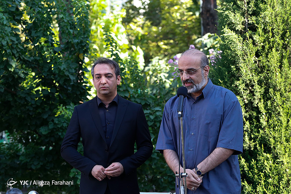 پیکر ناصر فرهودی در قطعه هنرمندان آرام گرفت/ شهرام ناظری و محمد اصفهانی هم برای وداع آمدند