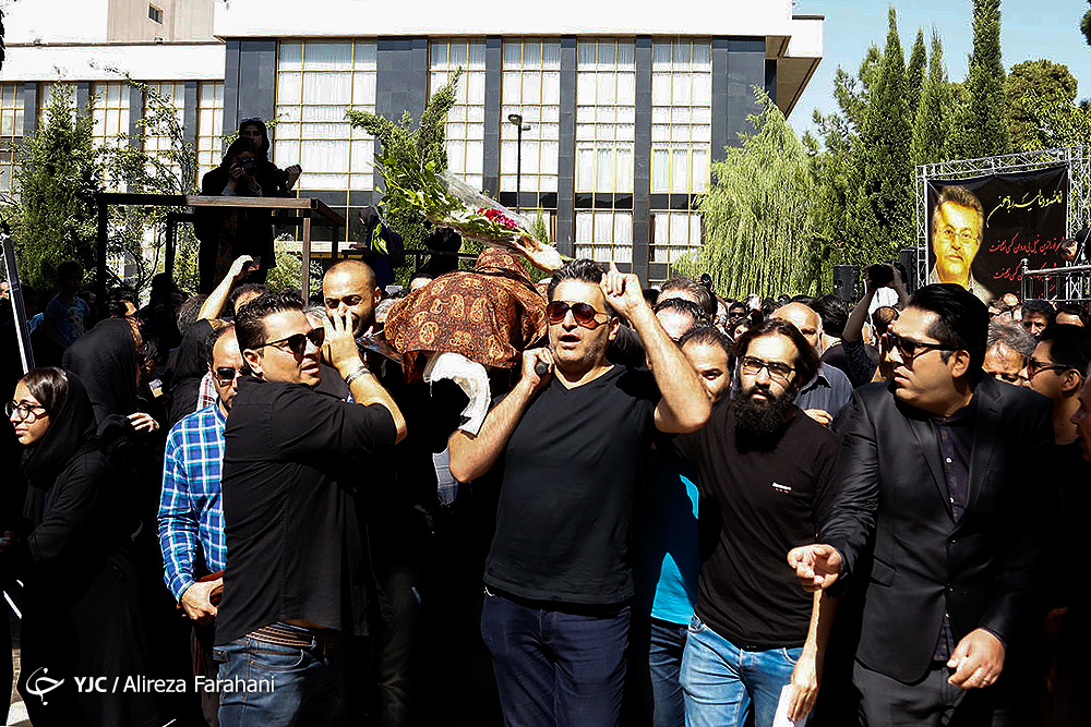 پیکر ناصر فرهودی در قطعه هنرمندان آرام گرفت/ شهرام ناظری و محمد اصفهانی هم برای وداع آمدند