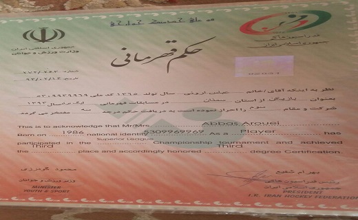 آقای گلی که با کمبود امکانات گل کاشت