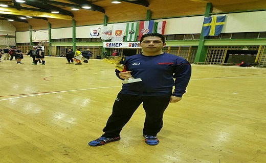 آقای گلی که با کمبود امکانات گل کاشت