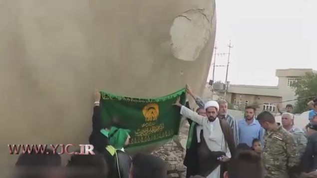 نصب پرچم حرم رضوی بر گلدسته مسجد خلافت ابوبکر البغدادی در موصل+ فیلم