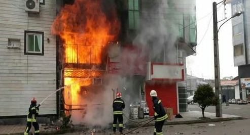 حریق منزل مسکونی با اقدام به موقع آتشنشانان اطفاء شد