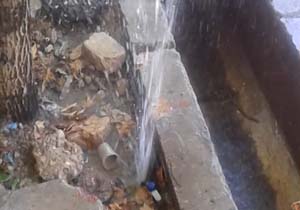 نمایی از هدررفت آب شرب در لردگان + فیلم