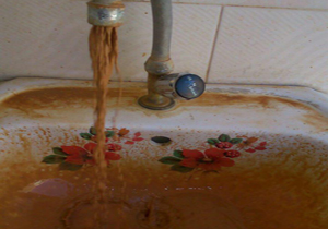 عجیب‌ترین آب شرب در روستای «دره باد ابرج»! + فیلم