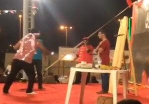 برخورد چاقوی شعبده باز دست و پاچلفتی به پیشانی تماشاگر+ فیلم
